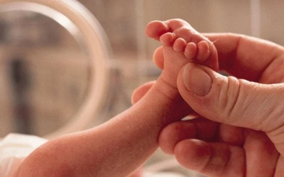 Σοκ στη Φλώρινα: Οι γονείς πήγαν στο νοσοκομείο με το νεκρό παιδί τους – Έπεσε σε κώμα μυστηριωδώς!